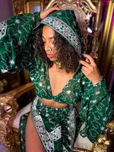Load image into Gallery viewer, Emerald Diamonds Jasmine Set
