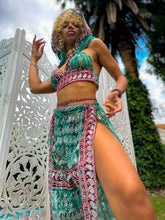 Load image into Gallery viewer, Emerald Diamonds Jasmine Set
