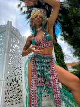 Load image into Gallery viewer, Emerald Diamonds Jasmine Set
