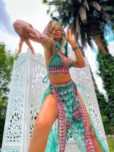 Load image into Gallery viewer, Emerald Diamonds Jasmine Set
